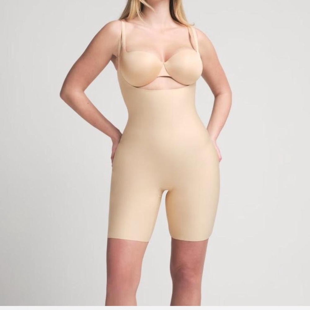 Viral skims bbl and hips! NEW WITH TAGS MEDIUM